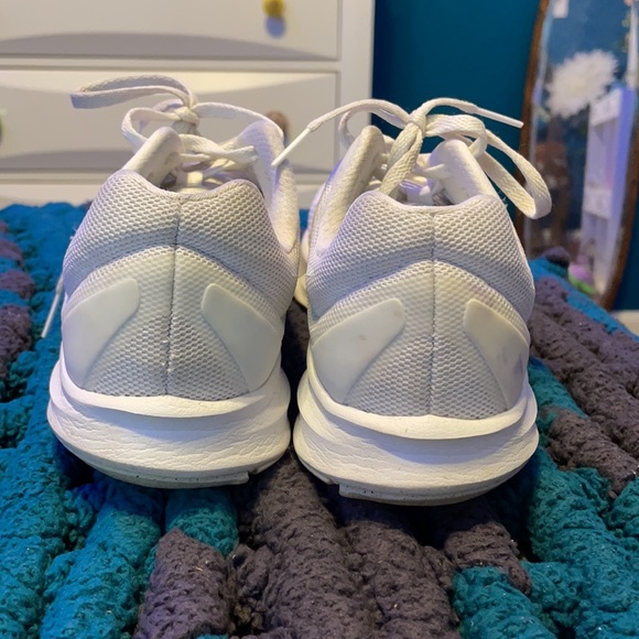 White Nike Running Tennis Shoes Size 8.5 - Picture 3 of 5